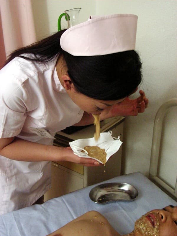 人間崩壊シリーズ06 ゲロスカ痴女 上原優 ～連痰飲み、顔面崩壊嘔吐、黄金ぶっ放し、ゲロ手コキ編～ サンプル画像 13