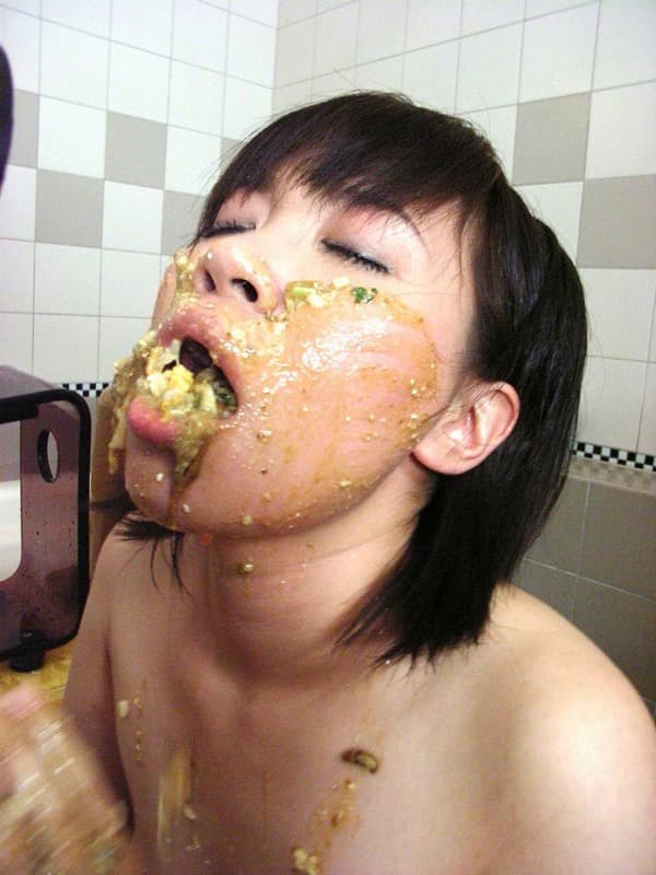 人間崩壊シリーズ17 ゲロスカ痴女 M男○制食糞の宴 サンプル画像 11
