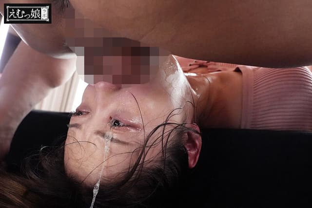 衝撃’喉奥’専属―。潤んだ瞳の美少女が嘔吐聖水を散らし狂い昇天するイラマ奉祝会 二葉エマ サンプル画像 1