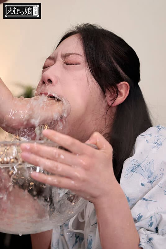 喉奥下水処理女 臭ぇ汚汁全部飲む！出したてザー汁13発！リバースゲロ1860ml！セルフおしっこ580ml 二葉エマ サンプル画像 6