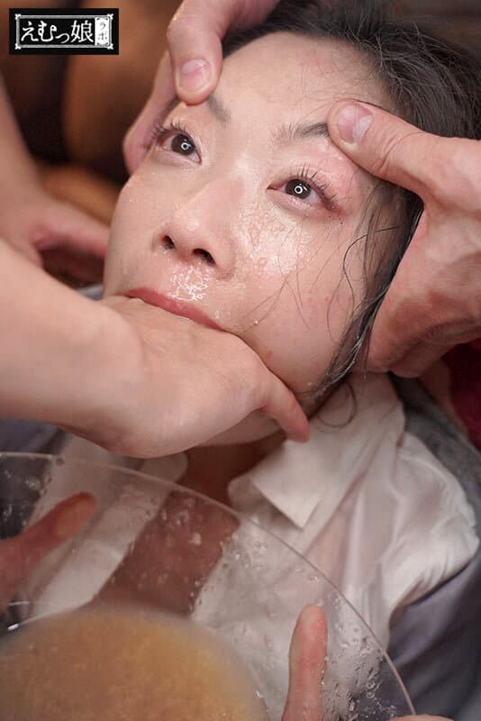 「飲む→吐く→溜める」最狂イラマ極リサイクル。ゲロ飲み排水溝女。 二葉エマ サンプル画像 2