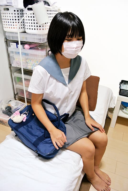 実話体験記　放課後のバイト先は隣の駅の独り暮らしの変態おじさんの家。恥ずかしかったけれど時給は友達の5倍でした。 サンプル画像 16