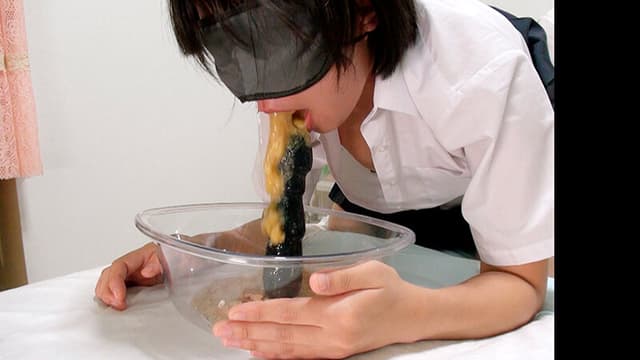実話体験記　放課後のバイト先は隣の駅の独り暮らしの変態おじさんの家。恥ずかしかったけれど時給は友達の5倍でした。 サンプル画像 8