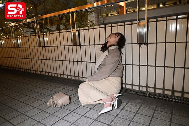 酒を飲んで飲まれて飲んで泥●い 笑い・吐き・メスの顔・失禁・睡姦 裏の顔まで全て曝け出したAV女優の完全プライベート六本木心中SEX 村上悠華 サンプル画像 17