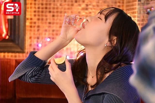 酒を飲んで飲まれて飲んで泥●い 笑い・吐き・メスの顔・失禁・睡姦 裏の顔まで全て曝け出したAV女優の完全プライベート六本木心中SEX 村上悠華 サンプル画像 2